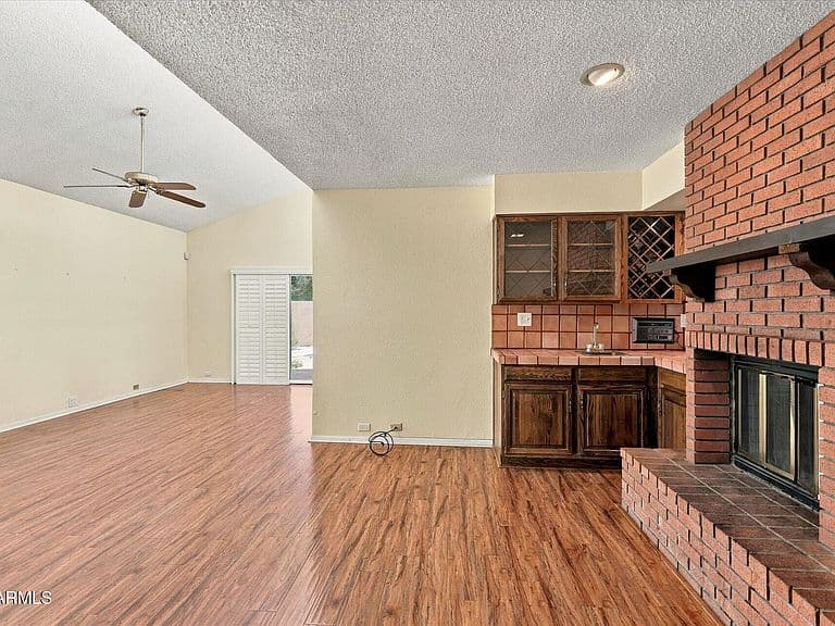 10621 N 9TH Street photo 4