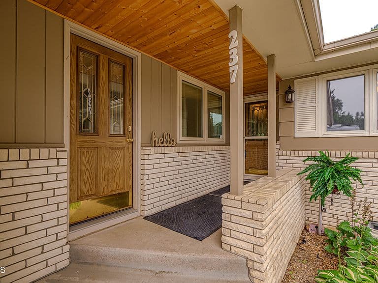 237 Redstone Dr photo 2