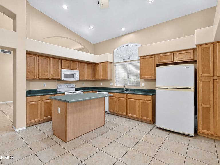 10133 E CARMEL Circle photo 2