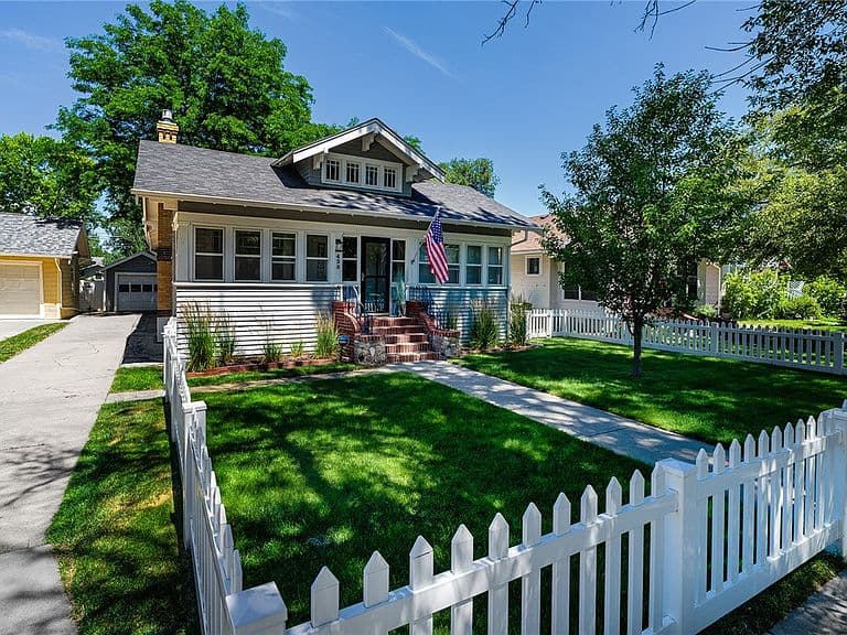 425 Clark Ave photo 2