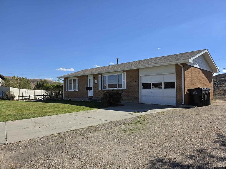 1563 Frontier Dr photo 4