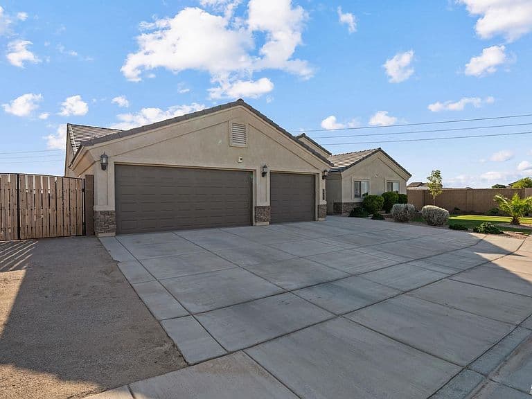 4638 S Marlin Dr photo 2