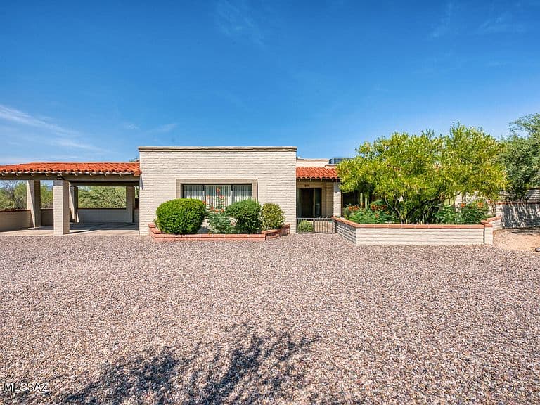 7021 N Giaconda Way photo 1