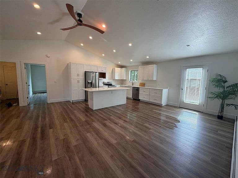 217 Lillian Way photo 2