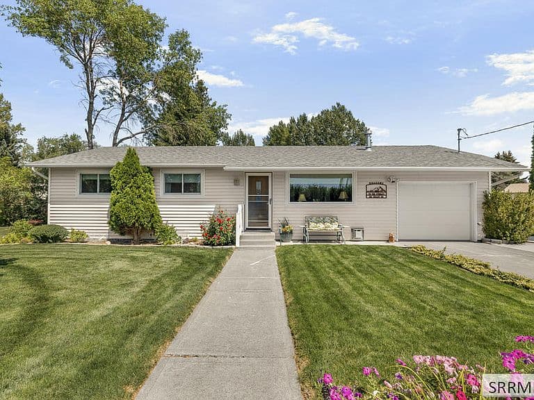 895 Kelley Dr photo 2