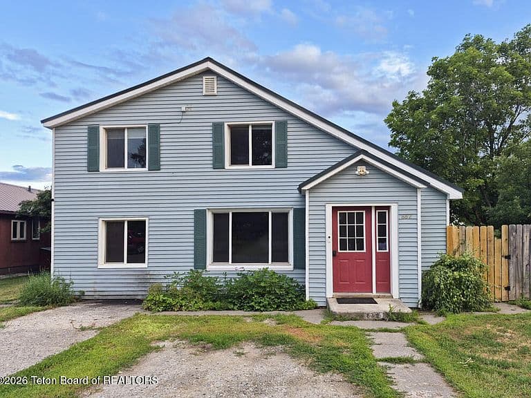 862 Highland St photo 1