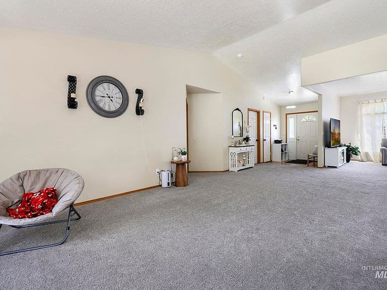 457 Eastgate Dr photo 4