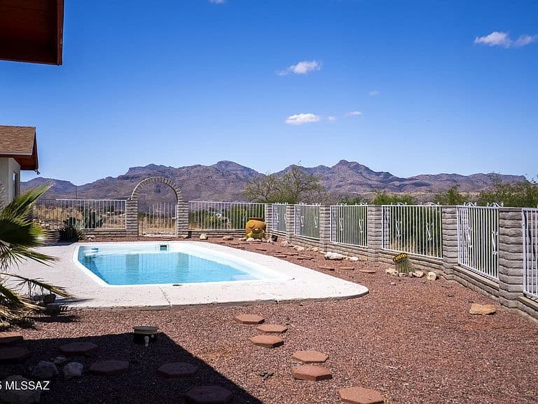 888 Cree Ln photo 1