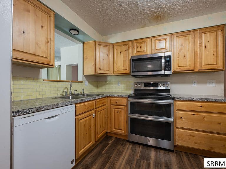 385 Berrett Ave photo 4
