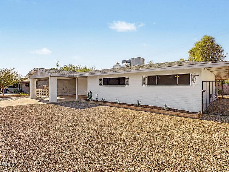 1026 E Northern Avenue photo 4