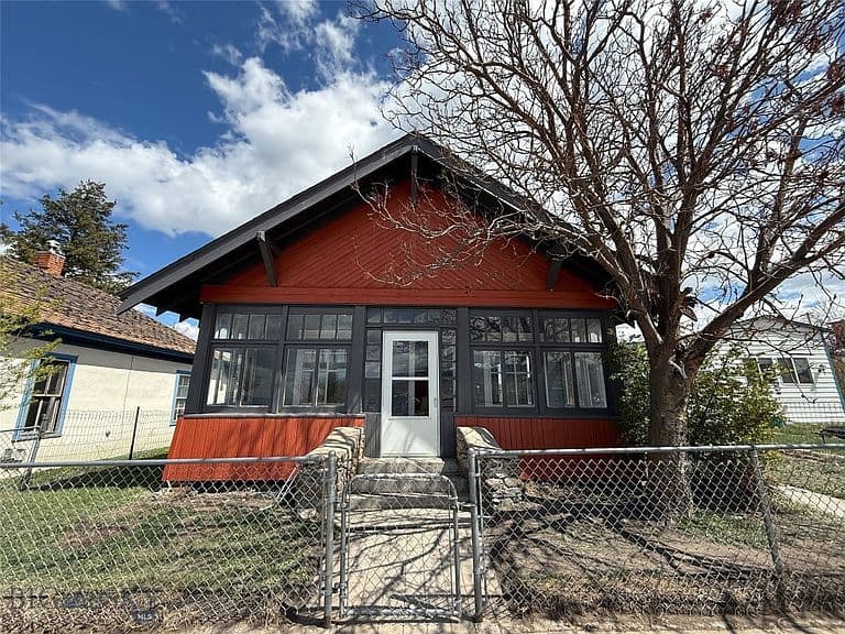 215 2nd St photo 1