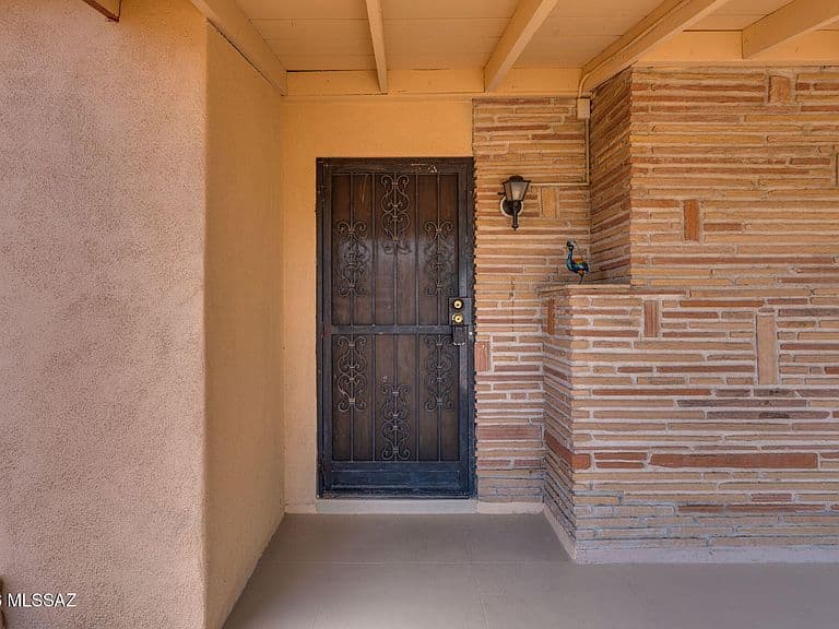 2014 E Helen St photo 5