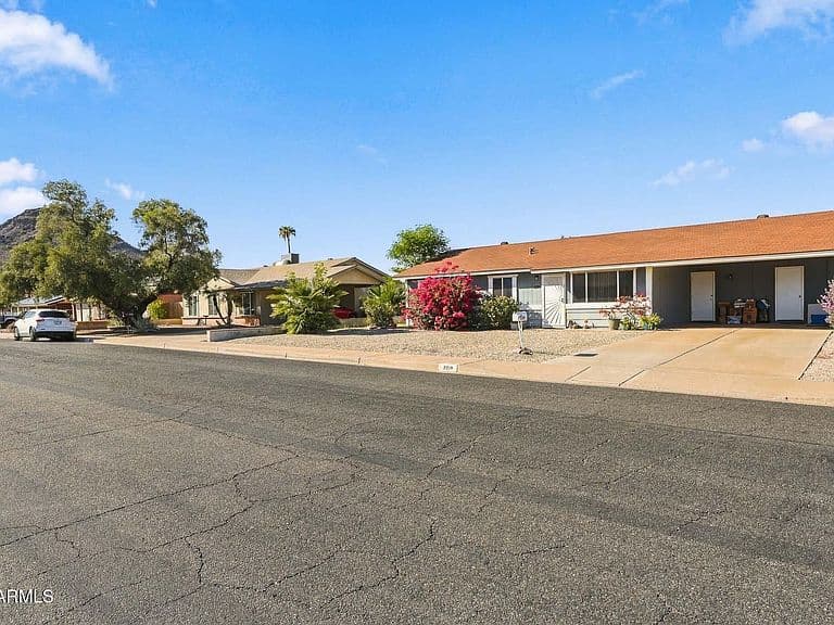 2158 E CLAIRE Drive photo 3