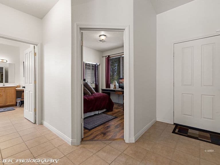 646 Jessica Dr photo 4