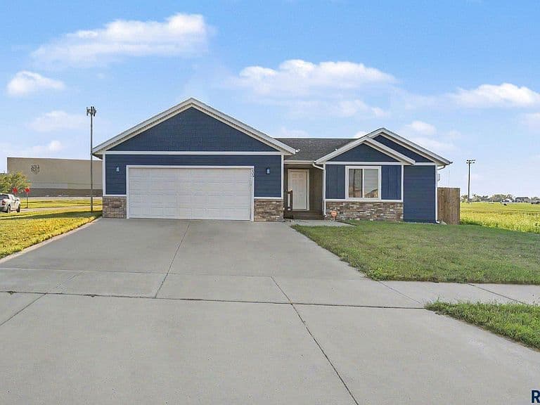 303 Plainside Ave photo 2