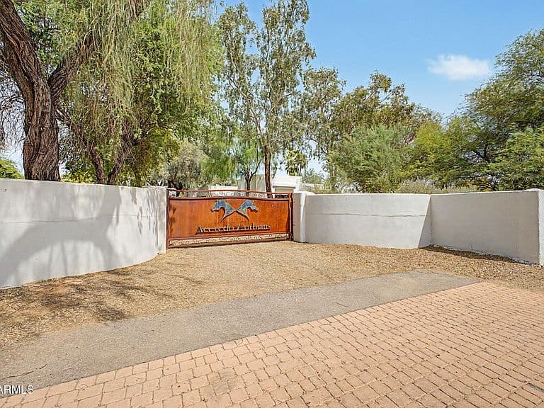 9420 E CACTUS Road photo 2