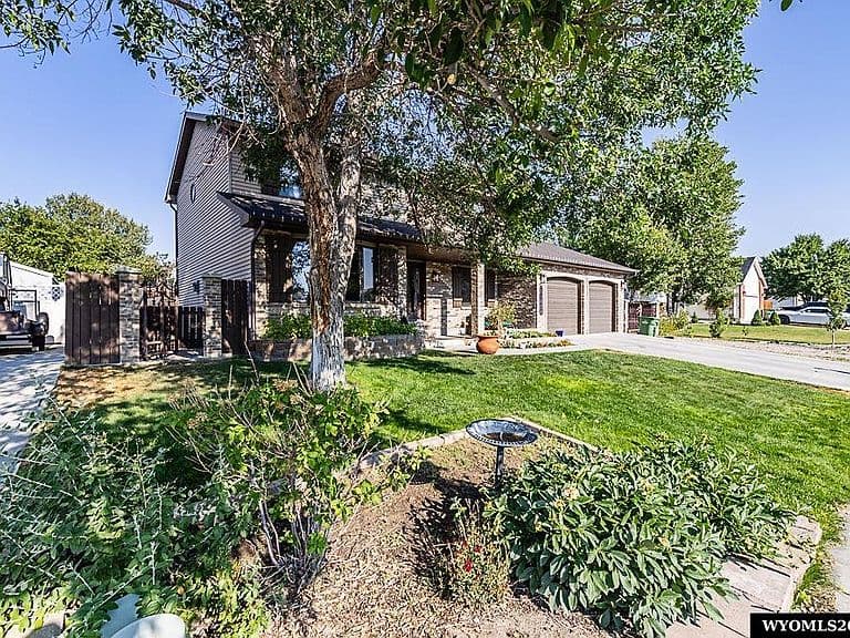 1004 Rosewood Dr photo 2