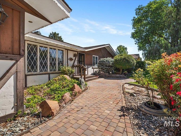 1769 Julie Ln photo 5