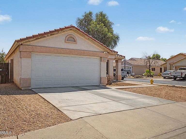 5240 E FLOWER Avenue photo 2