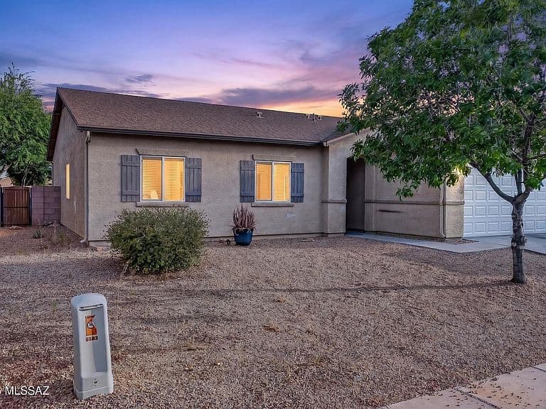 8367 W Kittiwake Ln photo 2