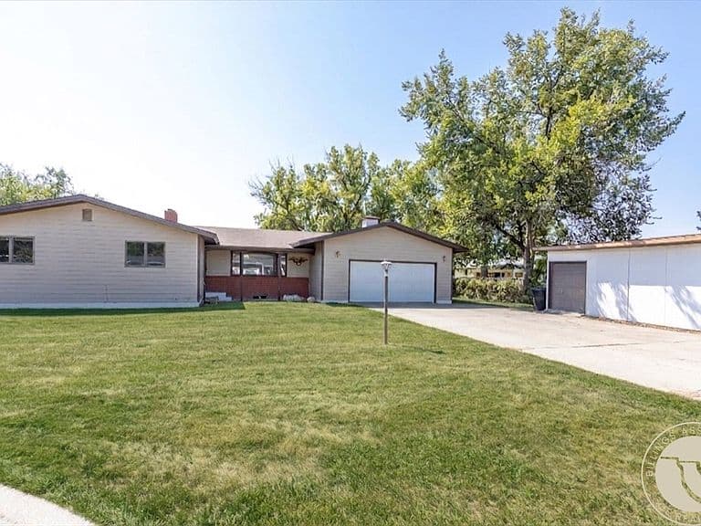 1621 Augsburg Dr photo 3