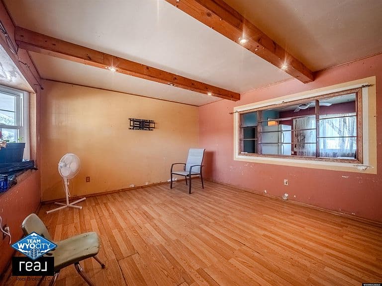 433 Holmes St photo 2