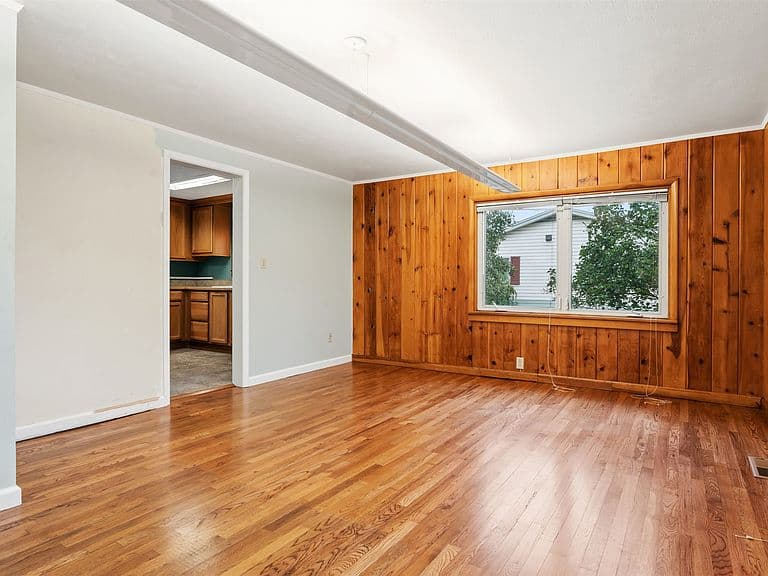 2435 Dixon Ave photo 4
