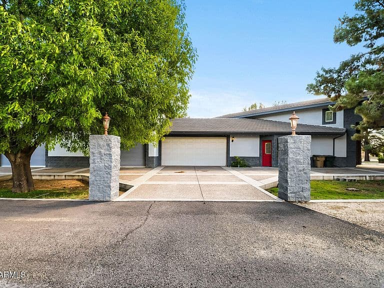 7740 W ORANGEWOOD Avenue photo 2