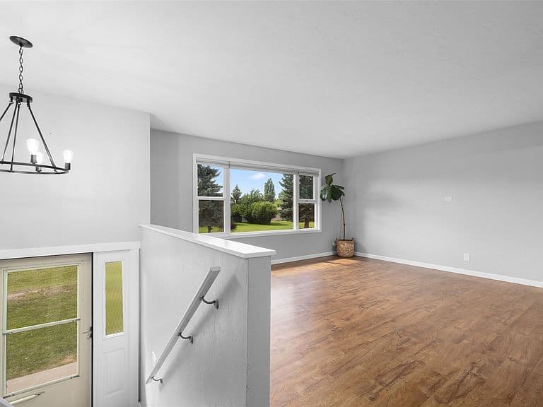55 Lochness Ave photo 5