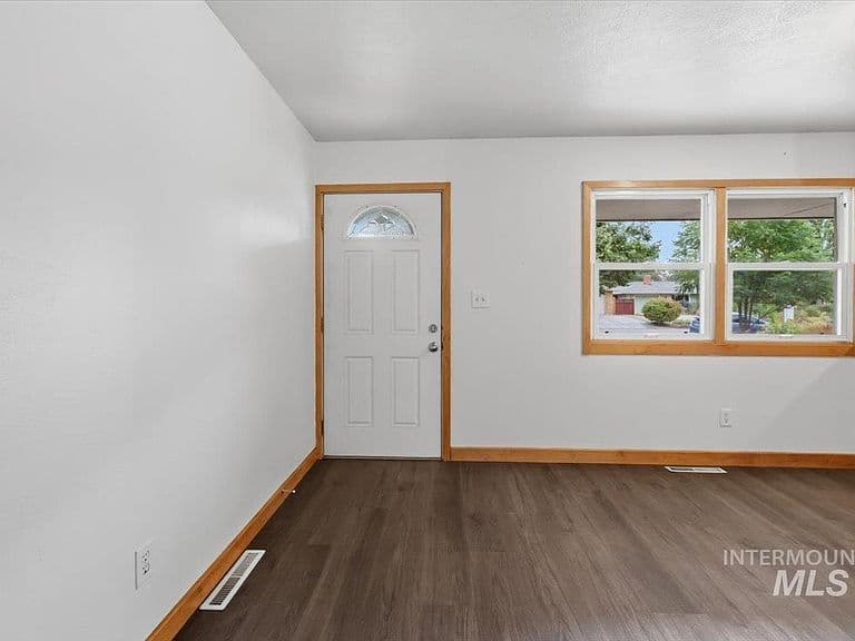 6010 W Poplar Dr photo 4