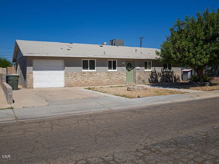 1070 E 26th Pl photo 2