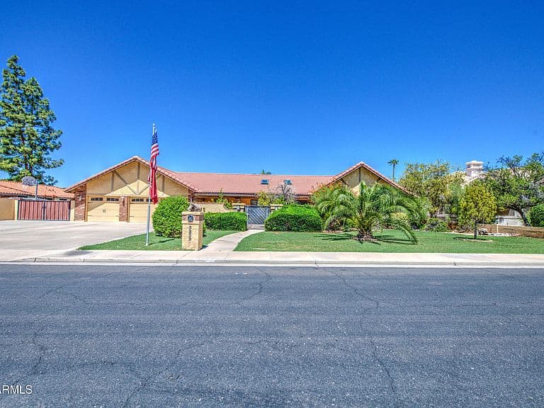 3232 E ELLIS Street photo 2