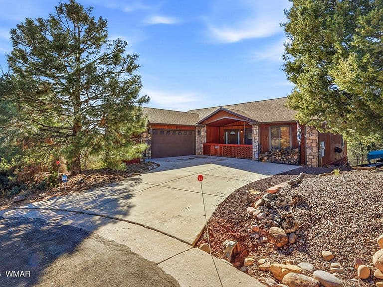 2310 Evergreen Ln photo 1