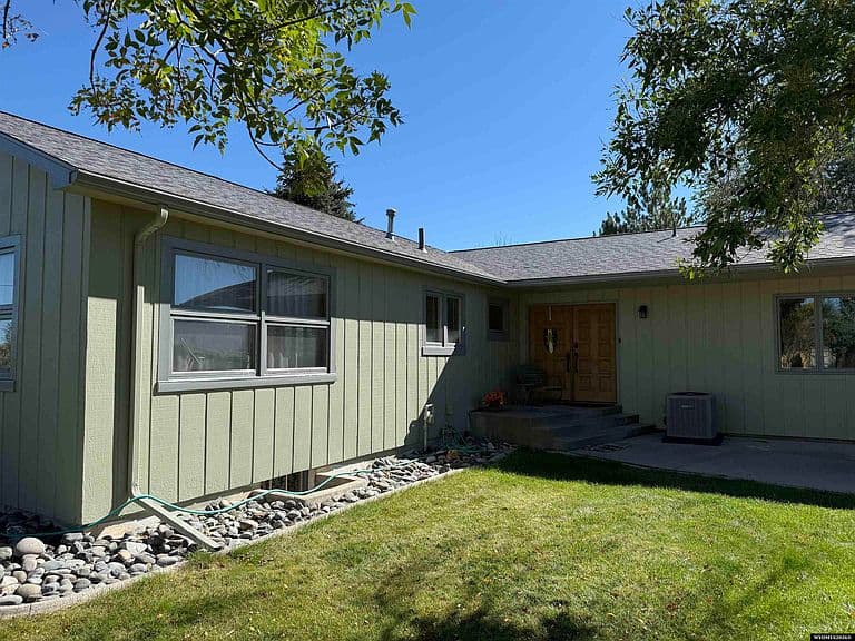 806 Amoretti St photo 3