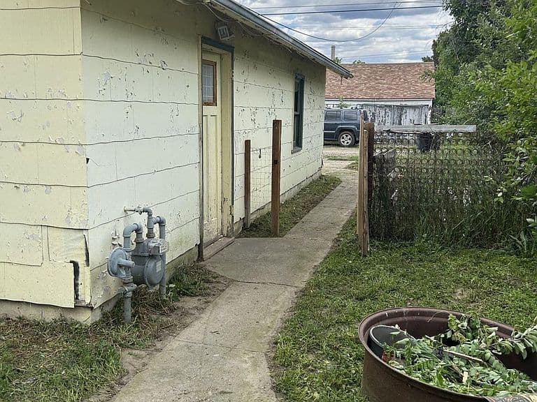820 Knight St photo 5