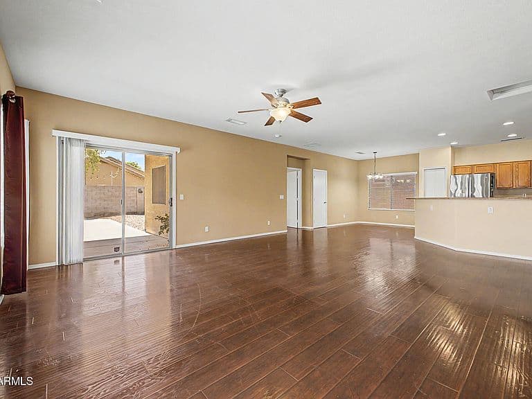 505 W ELM Lane photo 2