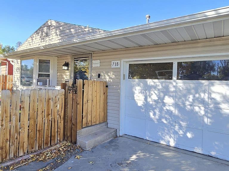 718 Amoretti St photo 2