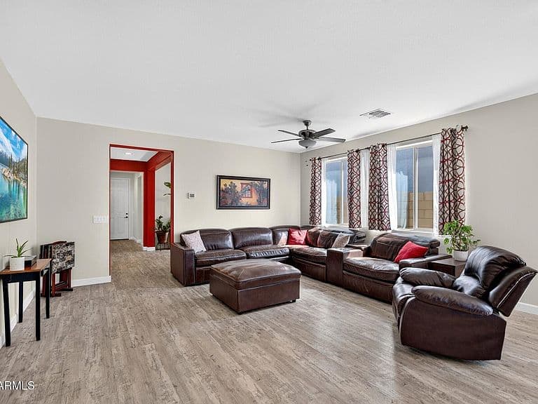 3215 E RUSSELL Street photo 2