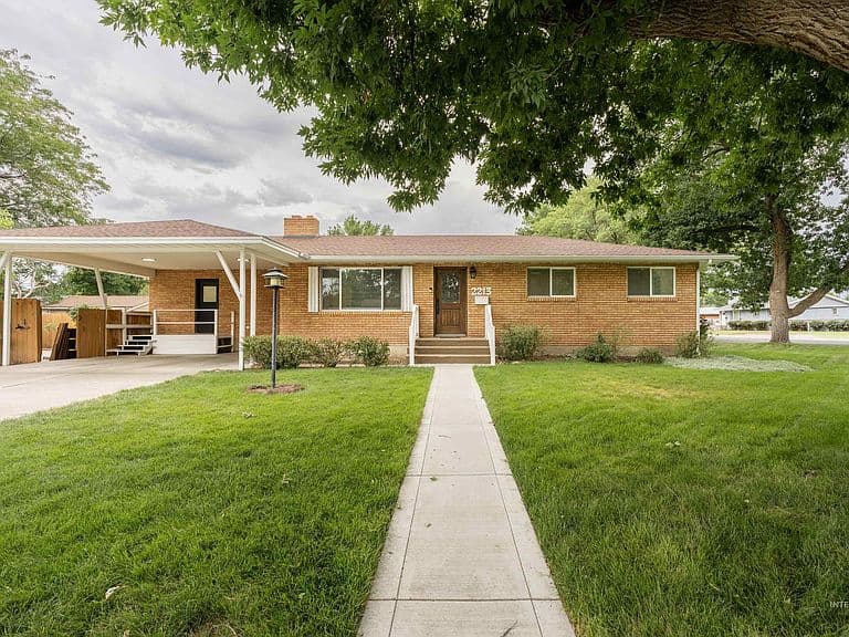 2213 Conant Dr photo 1