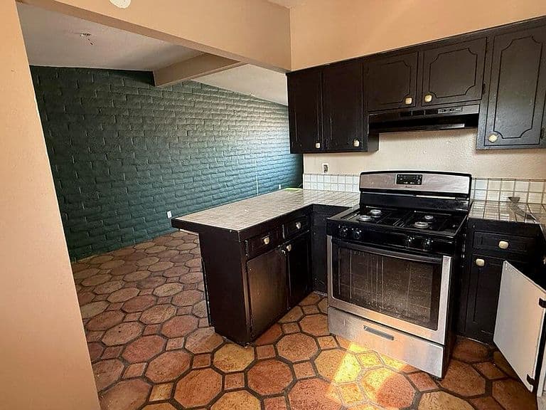 2022 S Beverly Ave photo 2