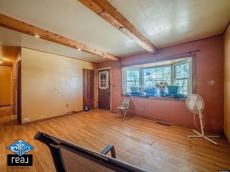 433 Holmes St photo 4