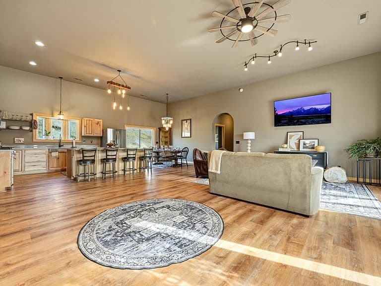 44 Chinook Dr photo 4