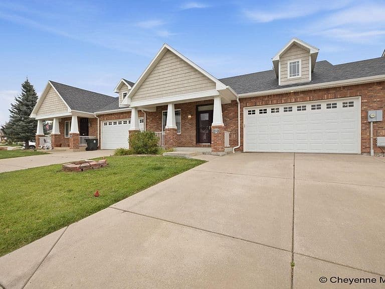 409 Sterling Dr photo 2
