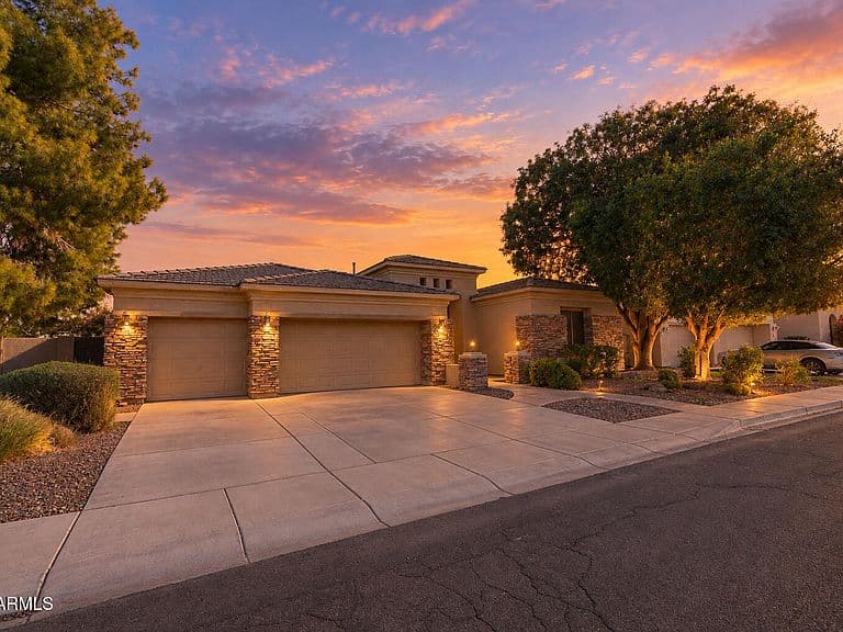 462 W CAROB Drive photo 1