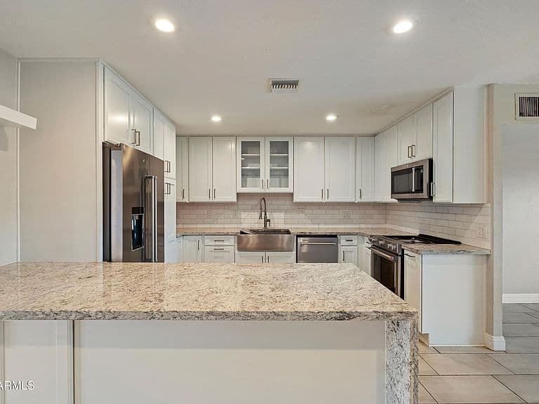 8408 E LEWIS Avenue photo 3