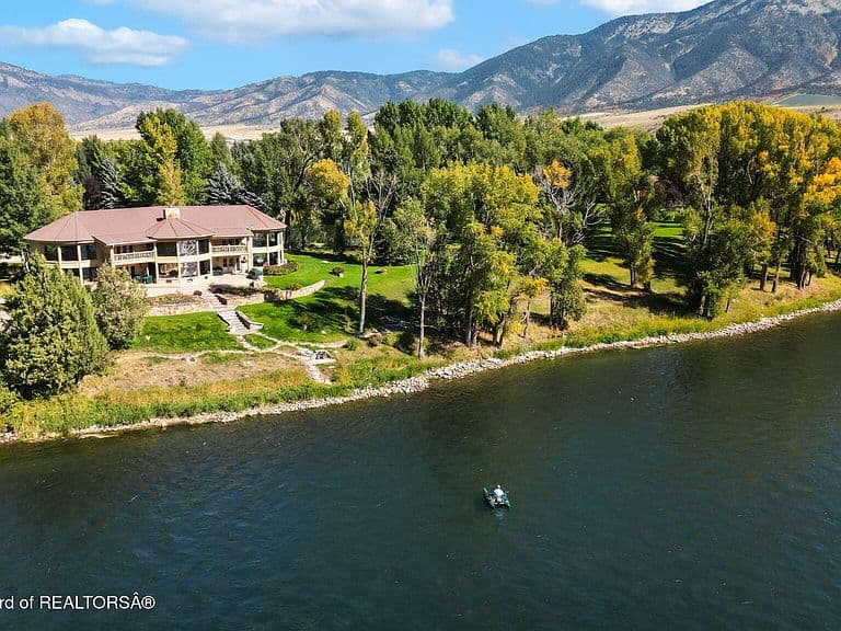 535 Swan Ln photo 2