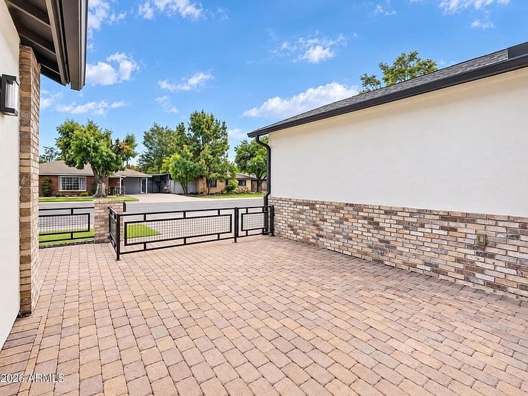 3834 E CLARENDON Avenue photo 5