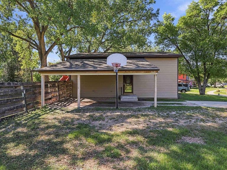 3246 Hall St photo 4