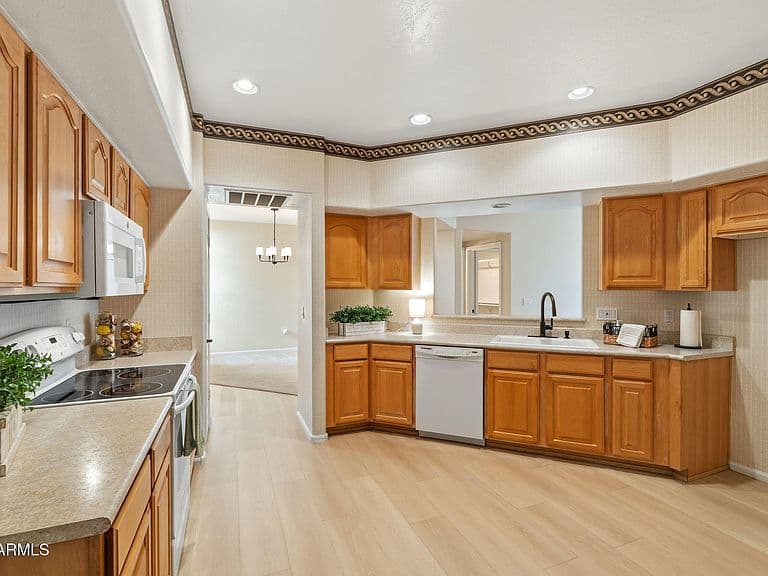 1747 E NORTHERN Avenue #102 photo 2