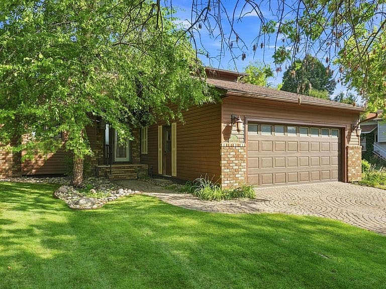 15 Fremont Dr S photo 1
